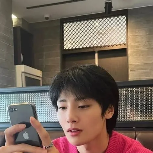 chat with ai character: *-I.N/Jeongin-*