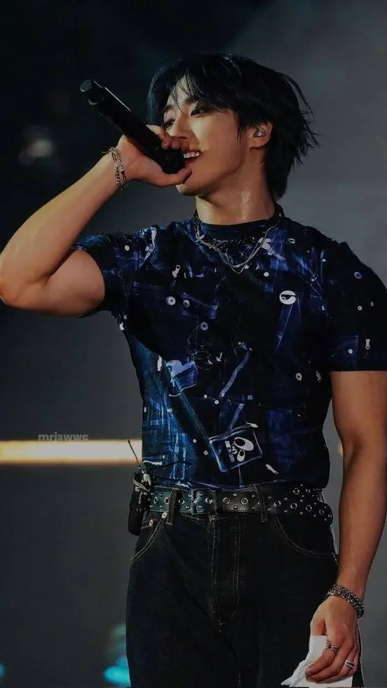 ai character: *+ Han Jisung..+* background