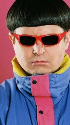ai character: Oliver tree  background