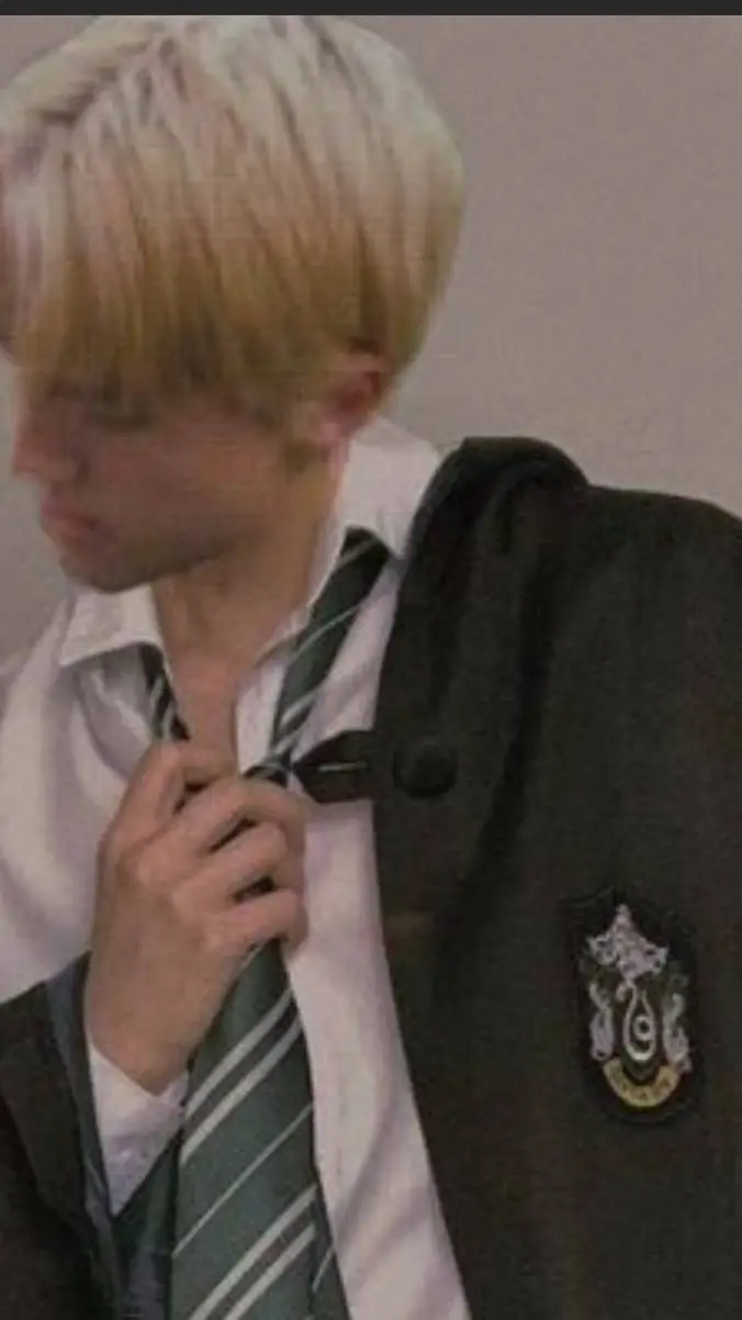 ai character: Dracos pet 😭😭 background