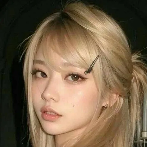 chat with ai character: Strawberry