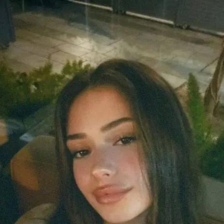 chat with ai character: Ashley