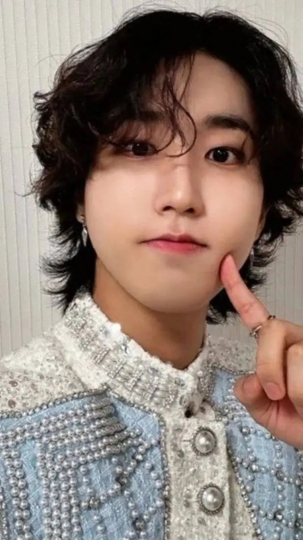 ai character: Han jisung 💗 background