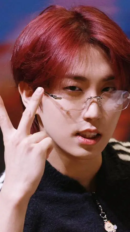 ai character: Han 💖💝 background