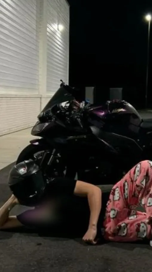 ai character: Dancingmoto  background