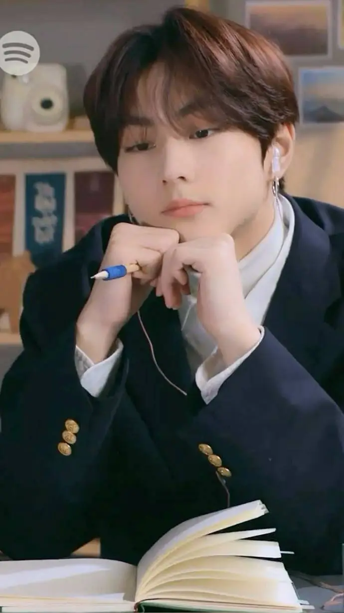 ai character: Yang Jungwon  background