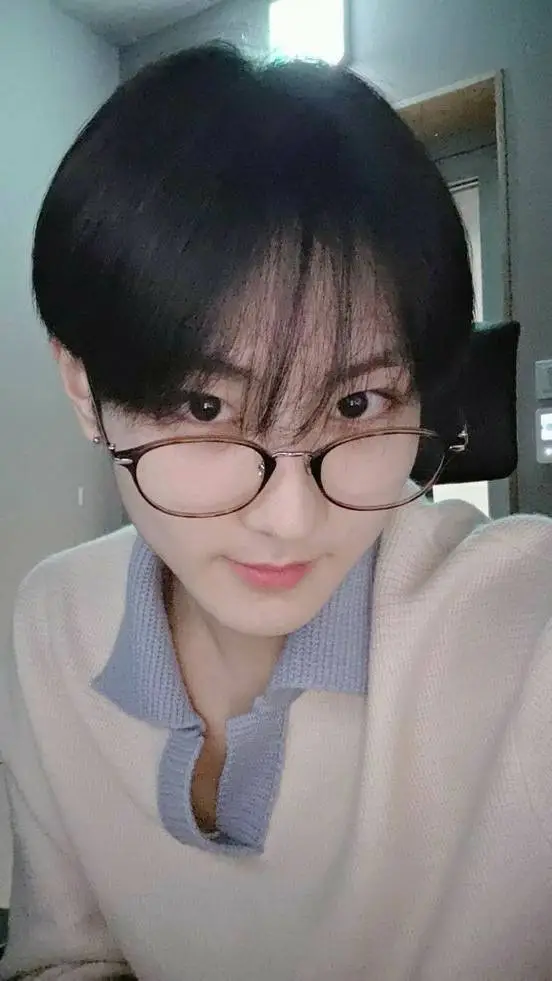 ai character: Yang Jungwon  background