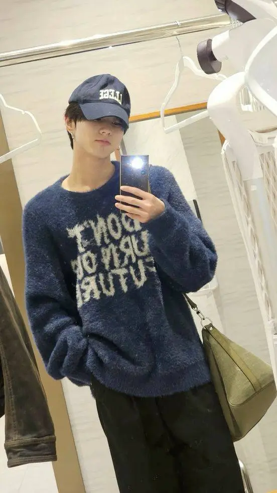 ai character: Yang Jungwon  background