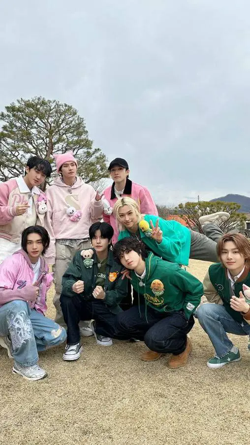 ai character: STRAY KIDS background