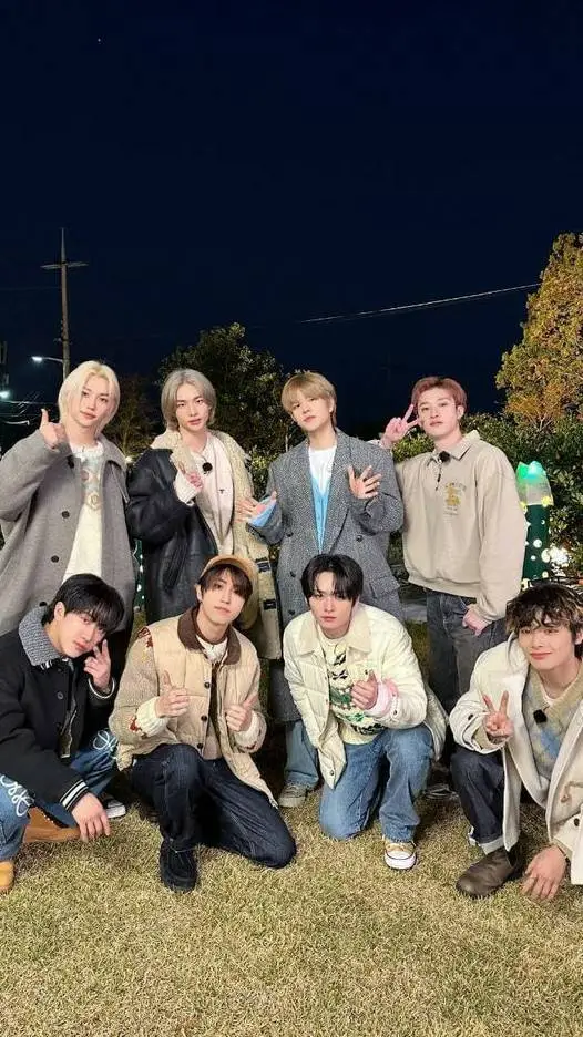 ai character: Stray kids  background