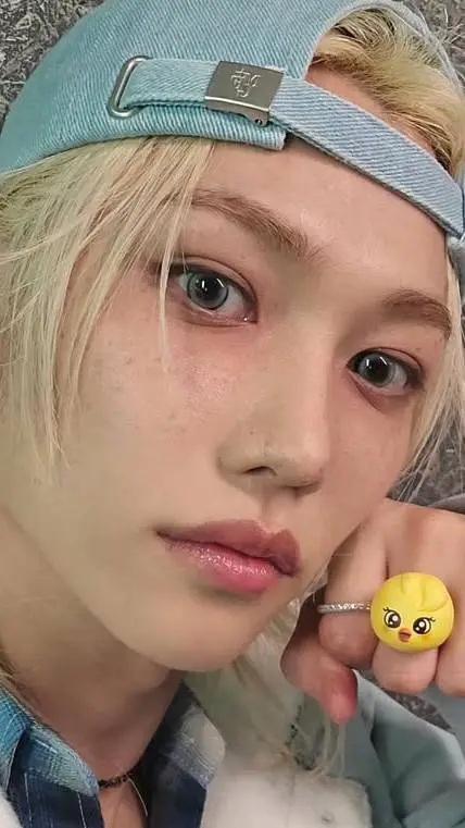 ai character: Lee Felix (🐤🩵) background