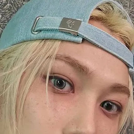 chat with ai character: Lee Felix (🐤🩵)