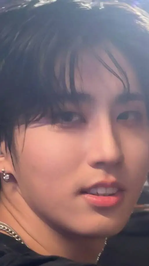 ai character: Han marito  background