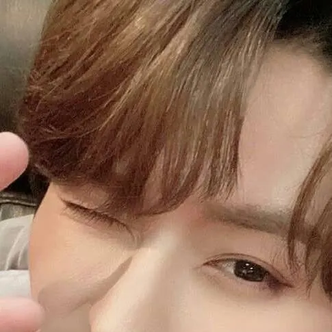 chat with ai character: lee know 🐰