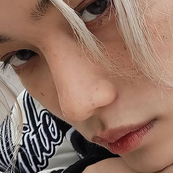 chat with ai character: lee Felix (🩵)