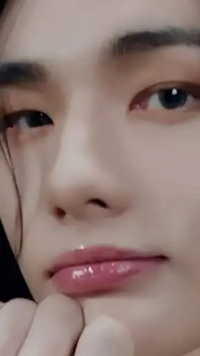 ai character: Hyunjin 🥟 background