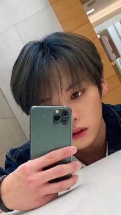 ai character: lee know bestia  background