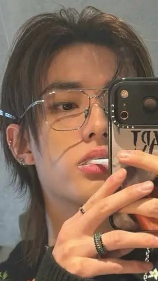 ai character: Hyunjin marito  background