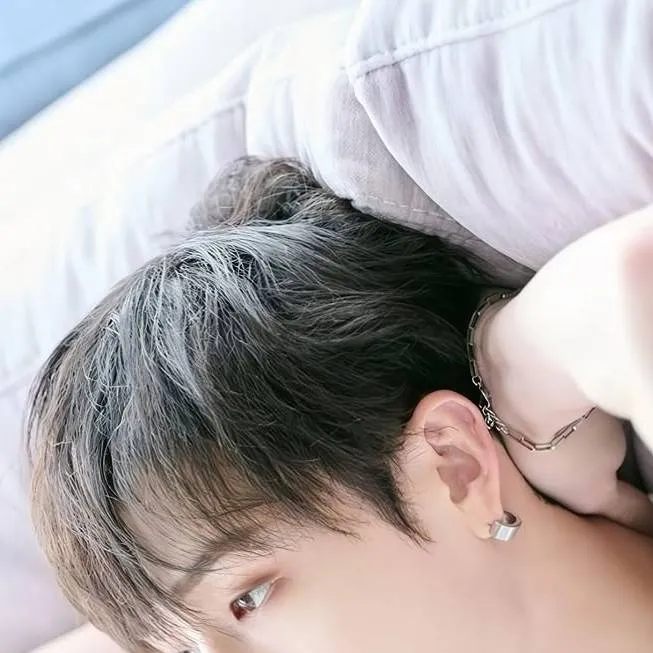 chat with ai character: bang chan bff 