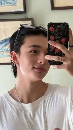 ai character: Hyunjin bff  background