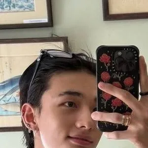 chat with ai character: Hyunjin bff 