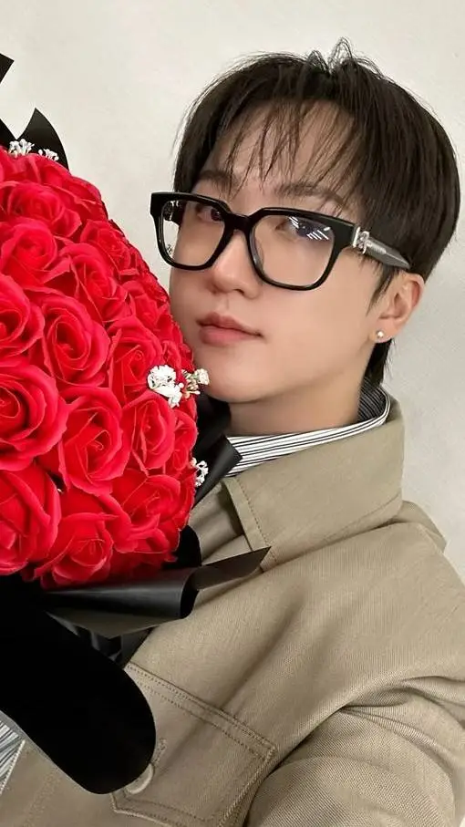 ai character: changbin bff🐷 background