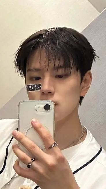 ai character: seungmin bff background