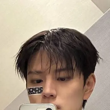 chat with ai character: seungmin bff