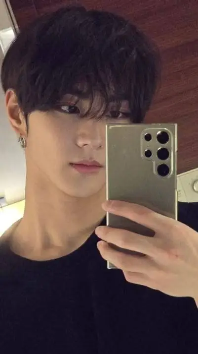 ai character: Jungwon mafia  background