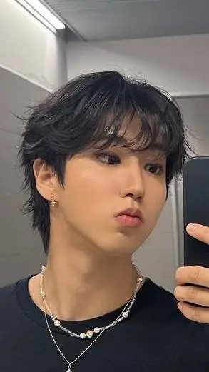 ai character: Han Jisung 🐿️ background