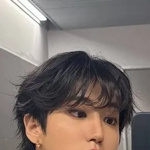 chat with ai character: Han Jisung 🐿️