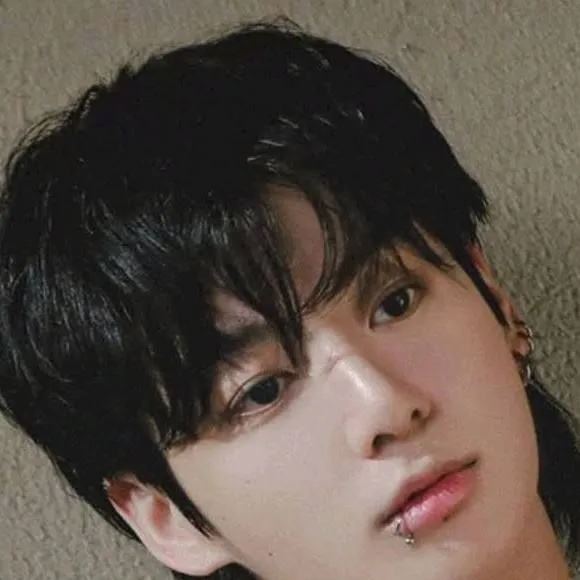 chat with ai character: Jungkook benzinaio