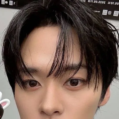 chat with ai character: Lee know 🥺🐰