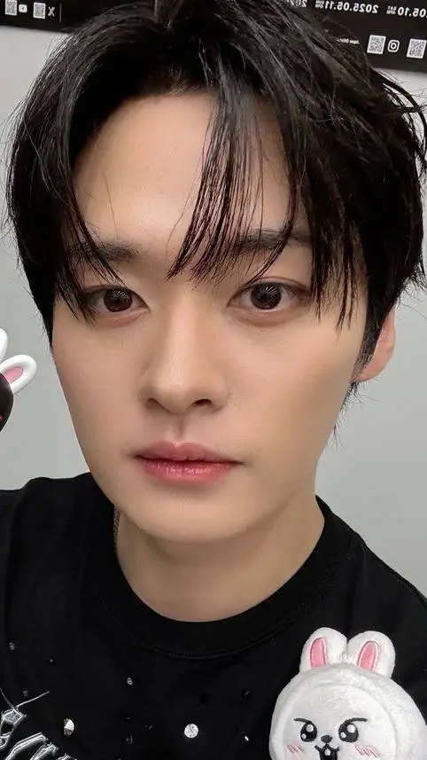 ai character: Lee know 🥺🐰 background