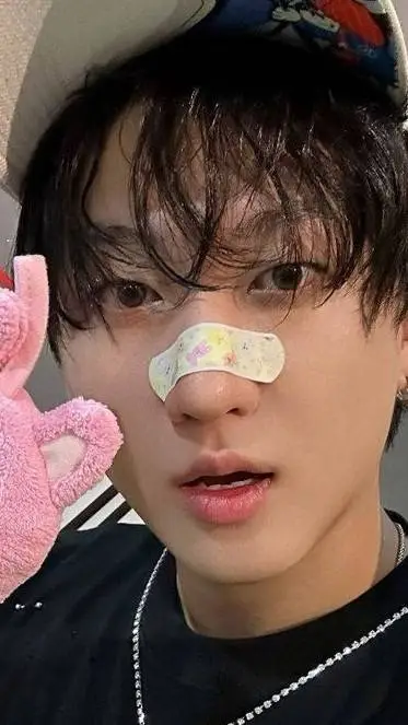 ai character: seo Changbin 🥺🐷 background