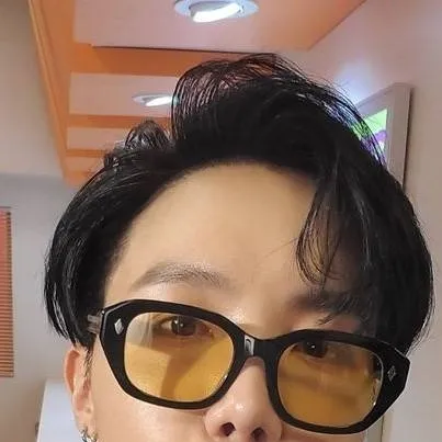 chat with ai character: J-hope 🥺💜