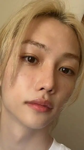 ai character: Lee Felix  background
