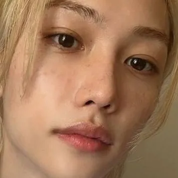chat with ai character: Lee Felix 