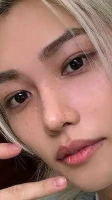 ai character: Lee Felix 🥰 background