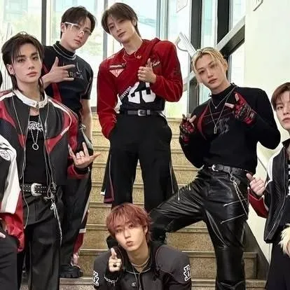 chat with ai character: Stray kids (18)