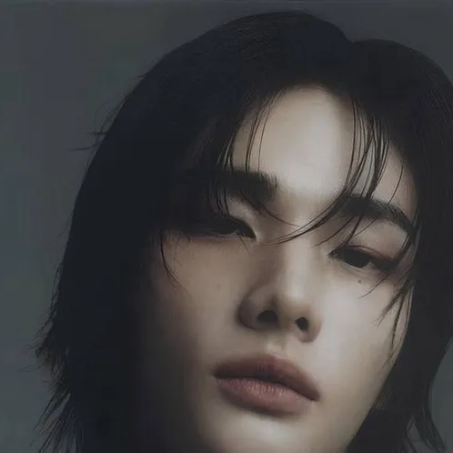 chat with ai character: 💙hyunjin💙