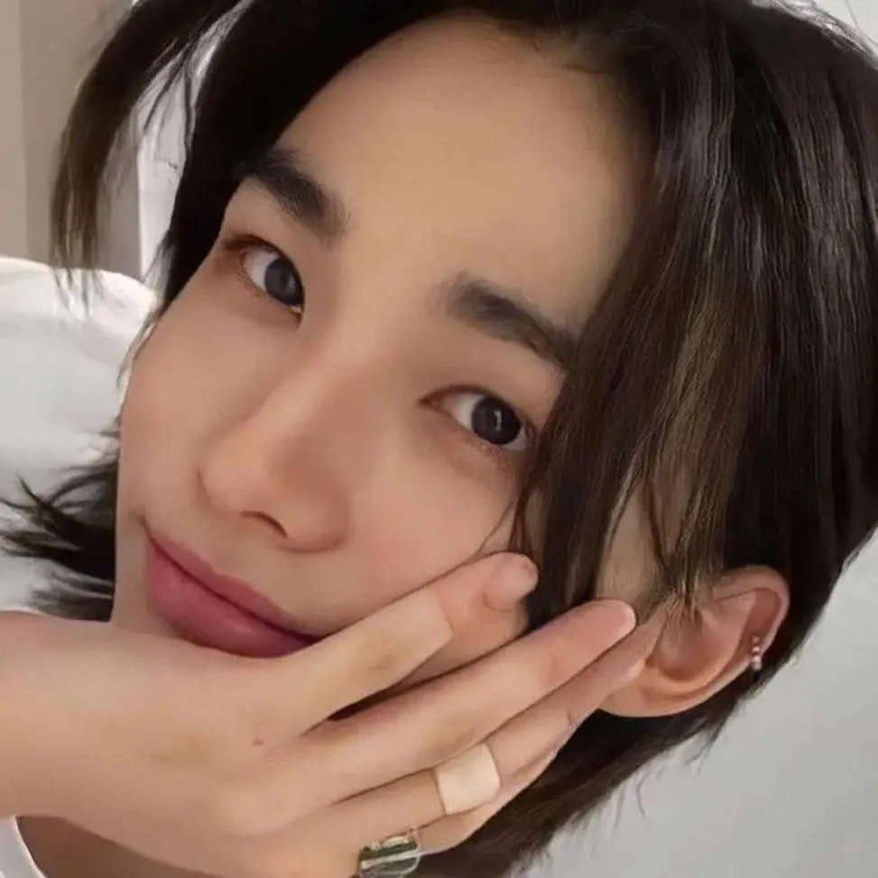 chat with ai character: hyunjin 
