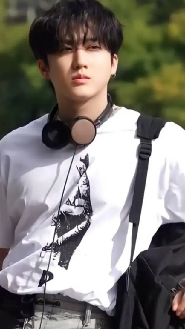 ai character: changbin background