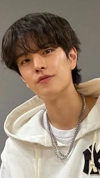 ai character: seungmin  background