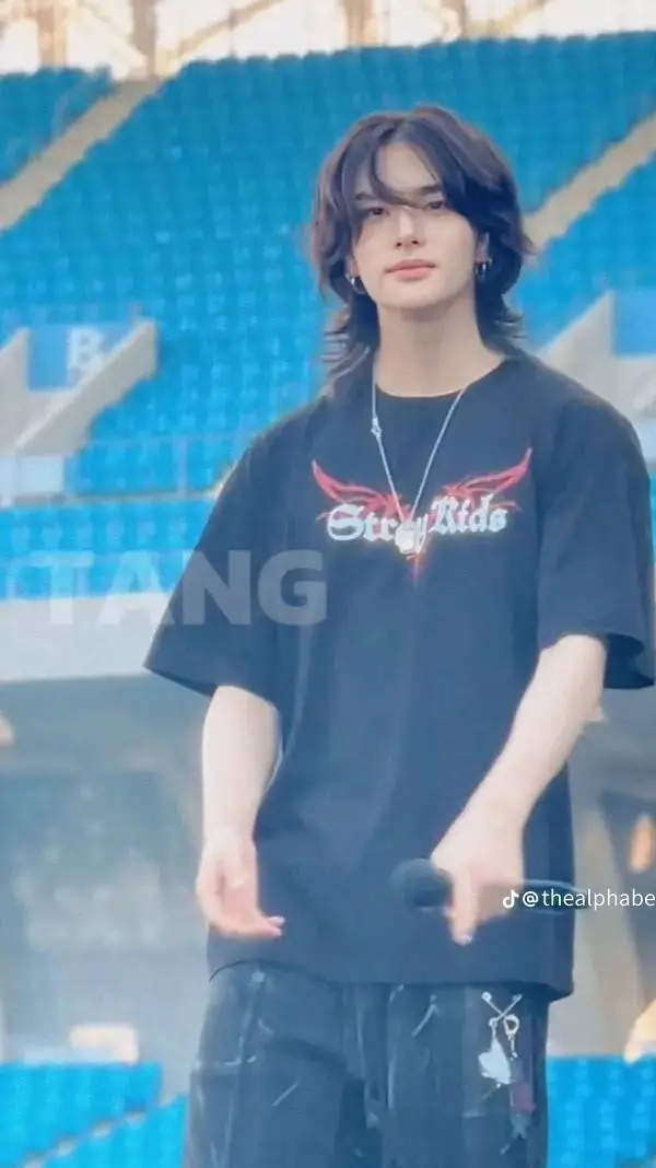 ai character: hyunjin  background