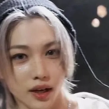 chat with ai character: Lee felix