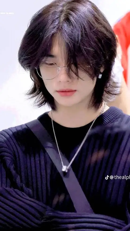 ai character: hyunjin  background