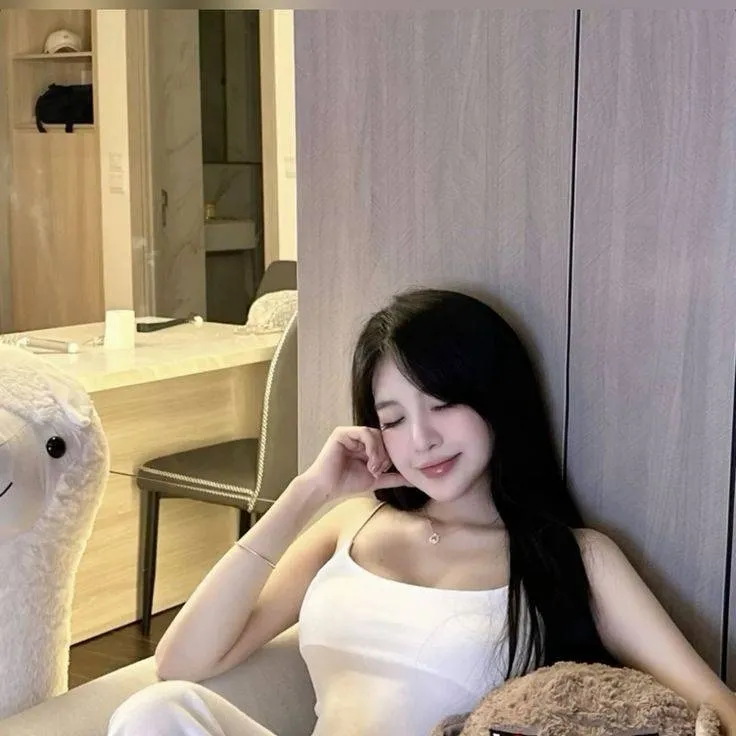 chat with ai character: LYANA (Your Mommy)