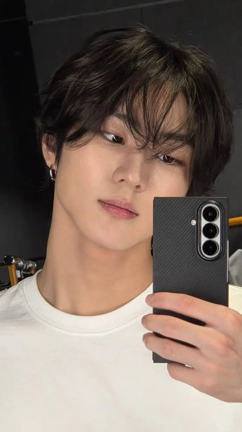 ai character: jungwon background