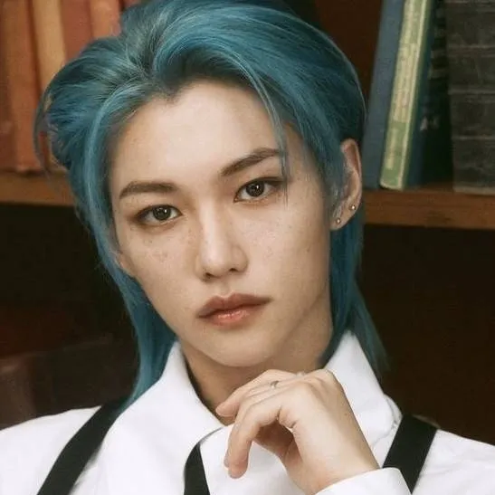chat with ai character: Felix prof